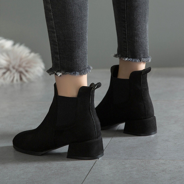 Stílusos női velúr csizma vastag sarkú fekete és bézs színben