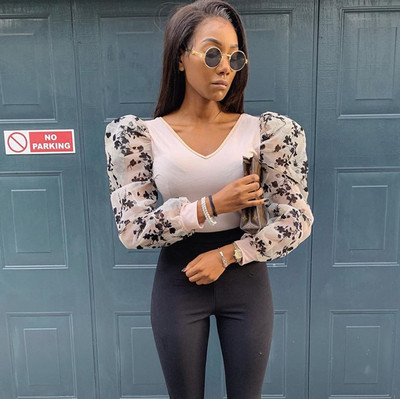 Stílusos női body spitz nyakkivágással és fekete-fehér csipkeujjakkal