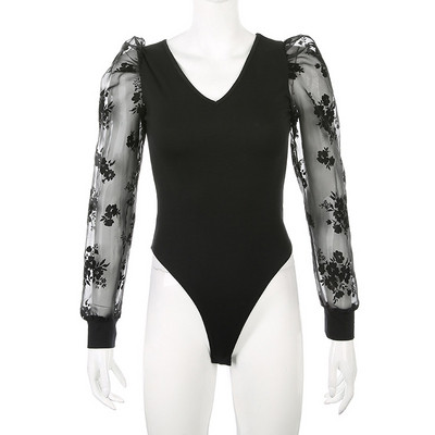 Stílusos női body spitz nyakkivágással és fekete-fehér csipkeujjakkal