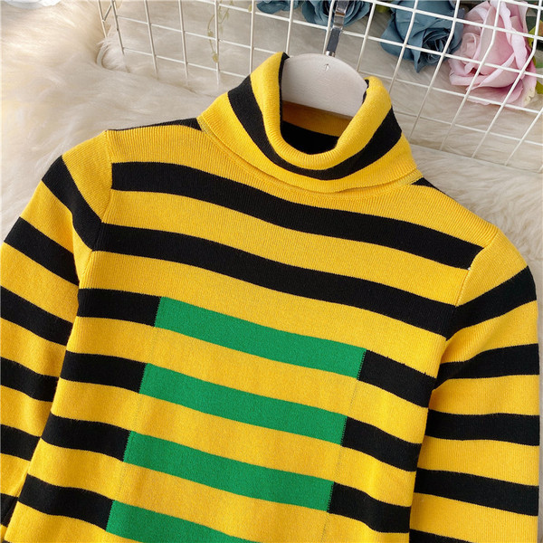 Női alkalmi pulóver magas gallérral, kék, piros és sárga színekben