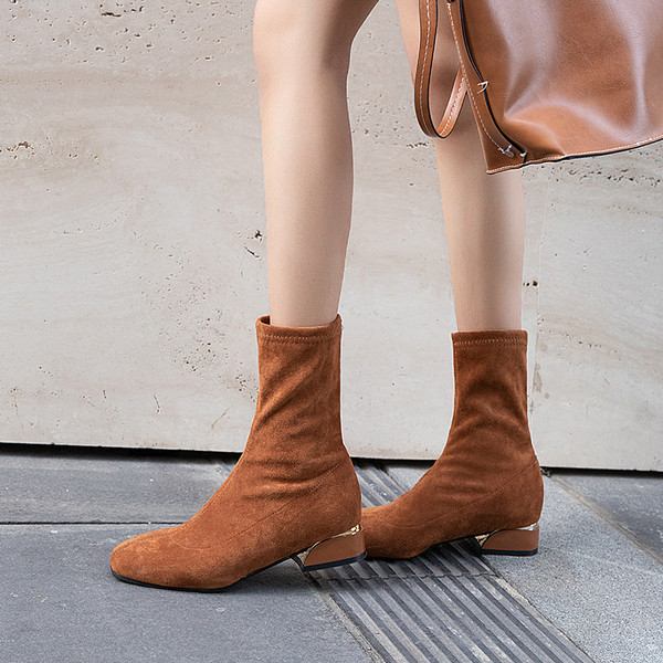 Κομψές γυναικείες μπότες από οικολογικό σουέτ σε μαύρο και καφέ χρώμα