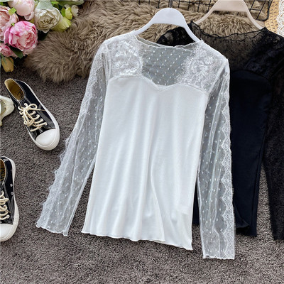 Modern női blúz fehér és fekete színben, csipkével és szögletes nyakkivágással