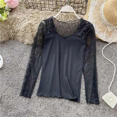 Modern női blúz fehér és fekete színben, csipkével és szögletes nyakkivágással