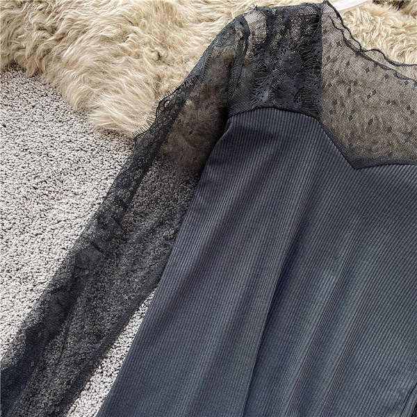 Modern női blúz fehér és fekete színben, csipkével és szögletes nyakkivágással