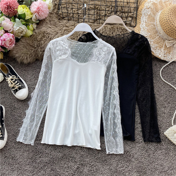 Modern női blúz fehér és fekete színben, csipkével és szögletes nyakkivágással