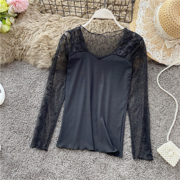 Modern női blúz fehér és fekete színben, csipkével és szögletes nyakkivágással