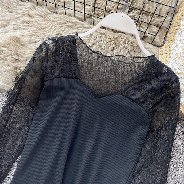 Modern női blúz fehér és fekete színben, csipkével és szögletes nyakkivágással