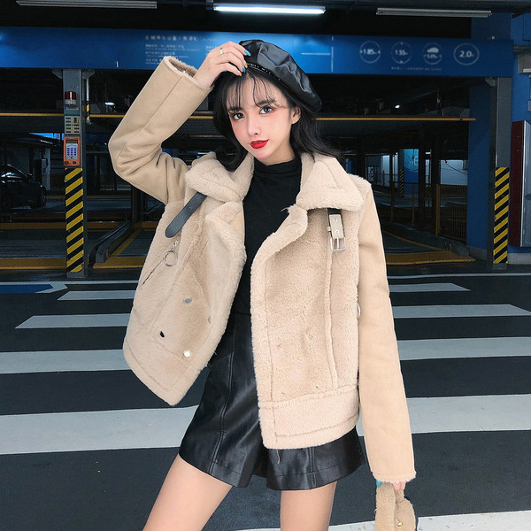 Rövid kabát fehér és bézs cipzárral és gombokkal