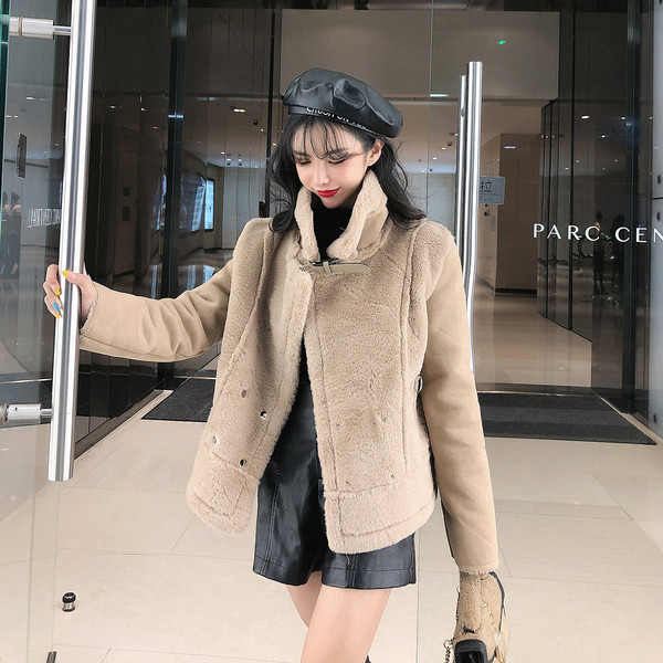 Rövid kabát fehér és bézs cipzárral és gombokkal