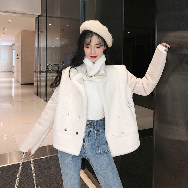 Rövid kabát fehér és bézs cipzárral és gombokkal