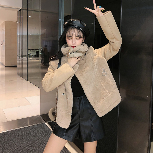 Rövid kabát fehér és bézs cipzárral és gombokkal