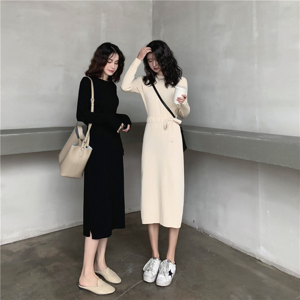 Καθημερινό γυναικείο φόρεμα με σχισμή και ζώνη σε μαύρο και μπεζ χρώμα