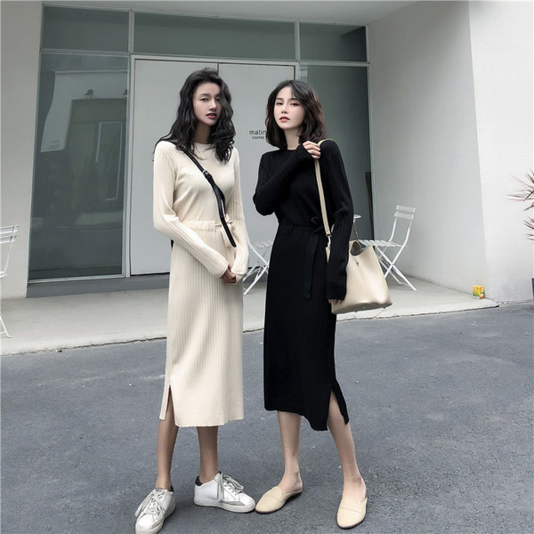 Καθημερινό γυναικείο φόρεμα με σχισμή και ζώνη σε μαύρο και μπεζ χρώμα