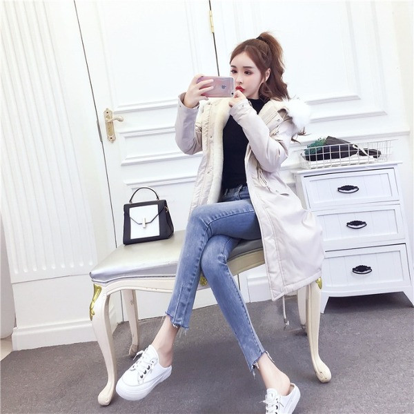 Geacă lungă de iarnă cu fermoar și șireturi și puf la guler