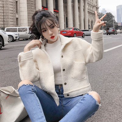 Jachetă scurtă de puf cu nasturi și buzunare în bej și alb