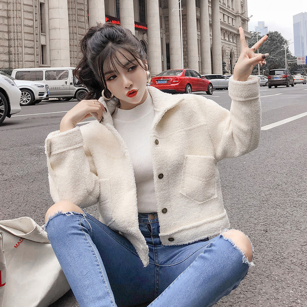 Jachetă scurtă de puf cu nasturi și buzunare în bej și alb