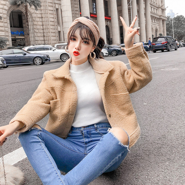 Jachetă scurtă de puf cu nasturi și buzunare în bej și alb