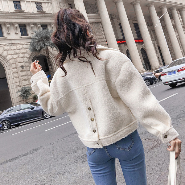 Jachetă scurtă de puf cu nasturi și buzunare în bej și alb