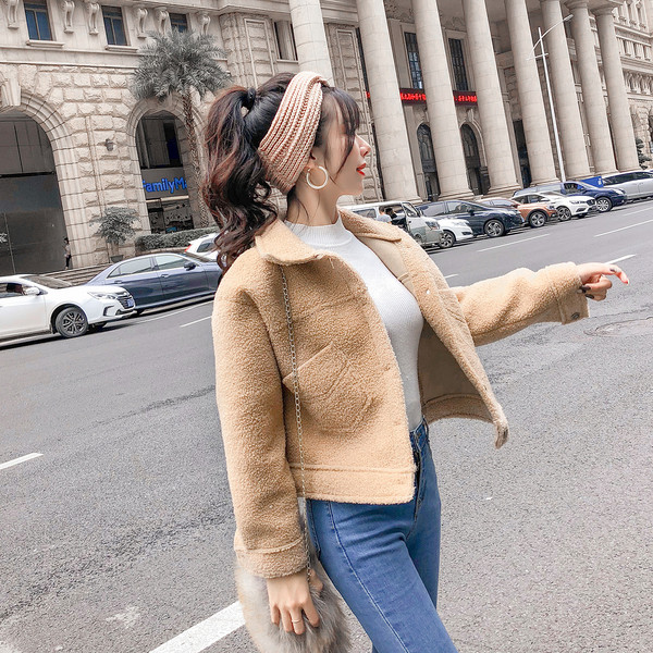 Jachetă scurtă de puf cu nasturi și buzunare în bej și alb