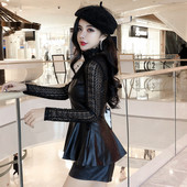 Női testhezálló műbőr blúz, csipkeujjakkal