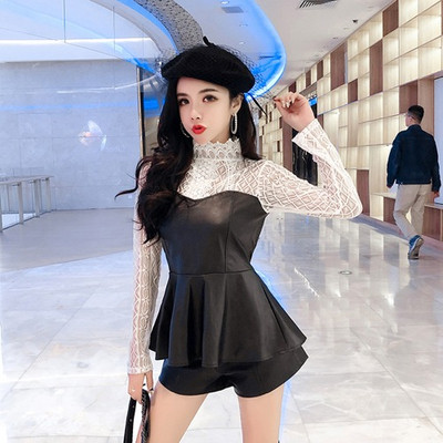 Női testhezálló műbőr blúz, csipkeujjakkal