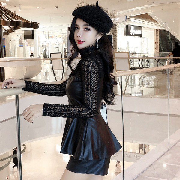 Női testhezálló műbőr blúz, csipkeujjakkal