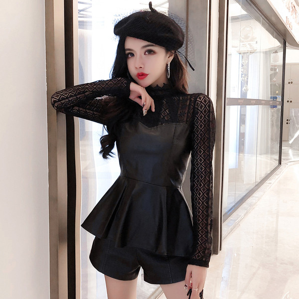 Női testhezálló műbőr blúz, csipkeujjakkal