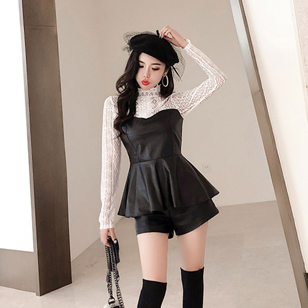 Női testhezálló műbőr blúz, csipkeujjakkal