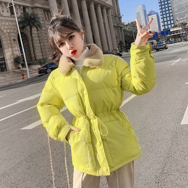 Geacă scurtă de iarnă cu guler în puf și legături în talie