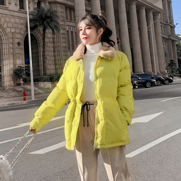 Geacă scurtă de iarnă cu guler în puf și legături în talie