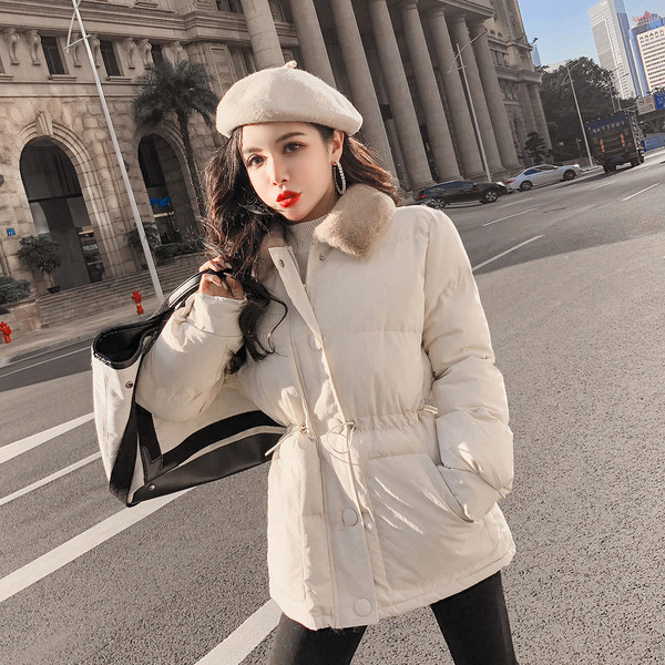 Geacă scurtă de iarnă cu guler în puf și legături în talie