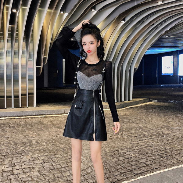 Női testhezálló blúz és bőrszoknya szett