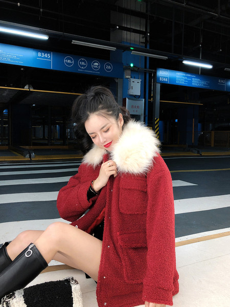 Rövid pehelykabát műszőrmével a gallérján