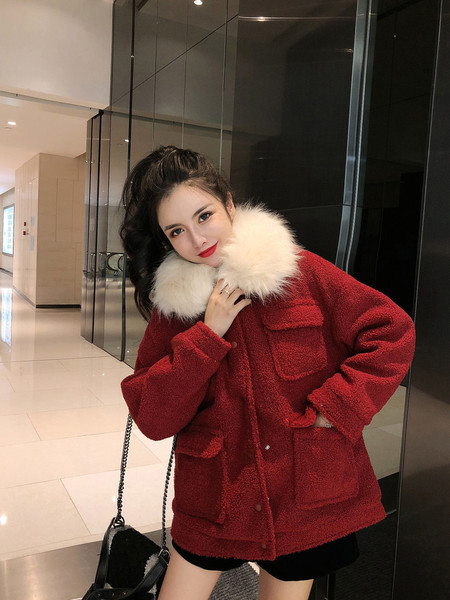 Rövid pehelykabát műszőrmével a gallérján