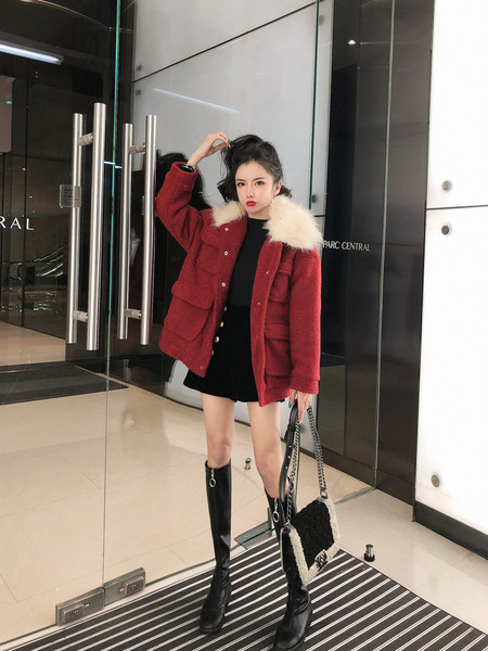 Rövid pehelykabát műszőrmével a gallérján