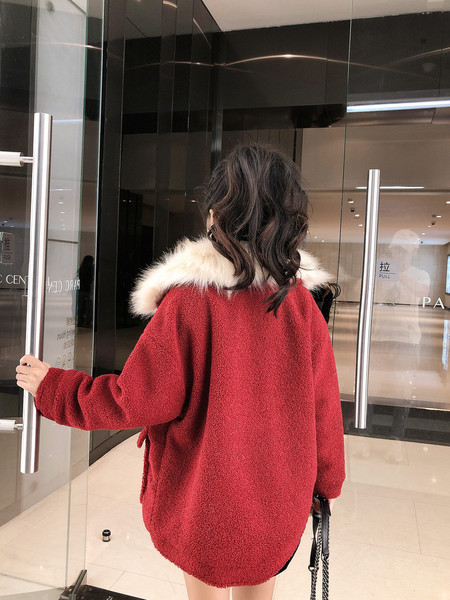 Rövid pehelykabát műszőrmével a gallérján