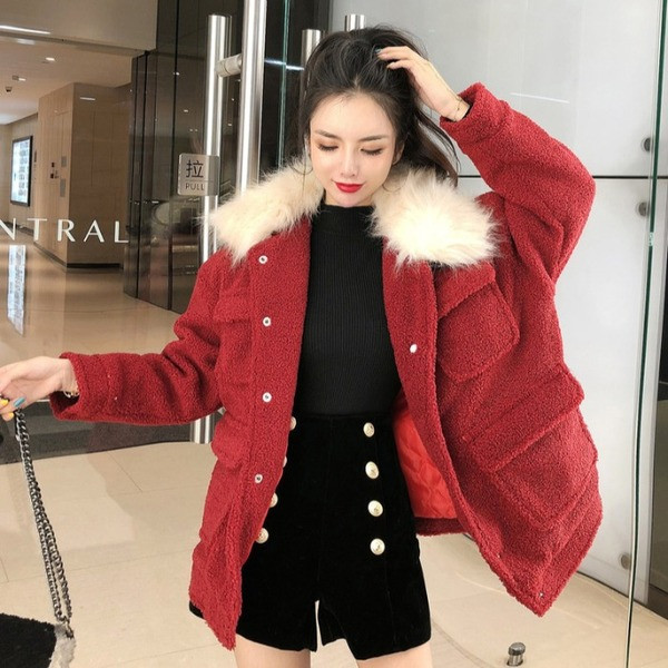 Rövid pehelykabát műszőrmével a gallérján