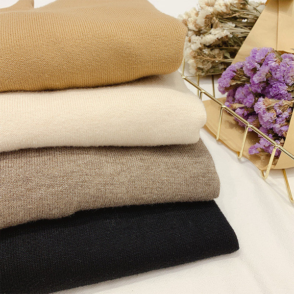 Modern női pulóver magas pólógallérral, négy színben