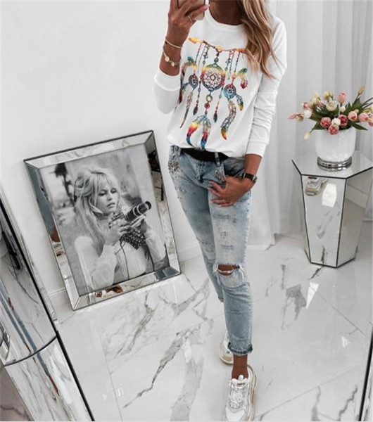 Női alkalmi blúz fehér színben, színes mintával