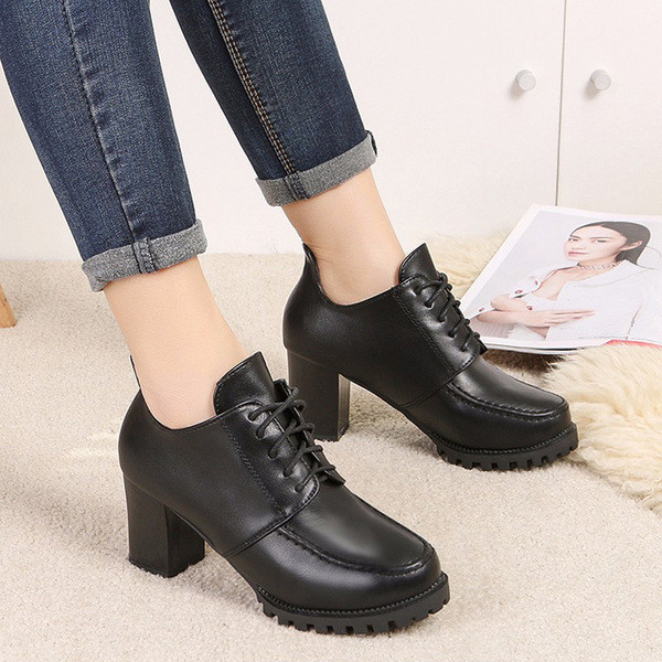 Έκο δερμάτινα γυναικεία παπούτσια με χοντρό τακούνι και κορδόνια σε μαύρο χρώμα