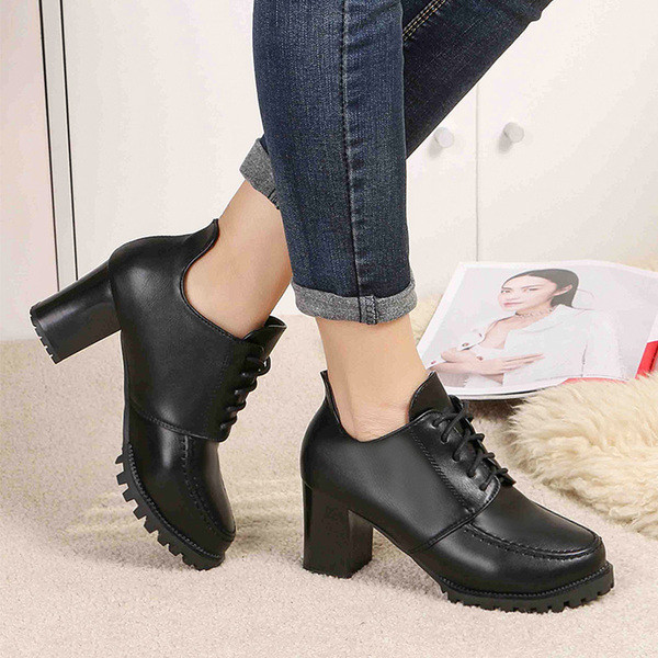 Έκο δερμάτινα γυναικεία παπούτσια με χοντρό τακούνι και κορδόνια σε μαύρο χρώμα