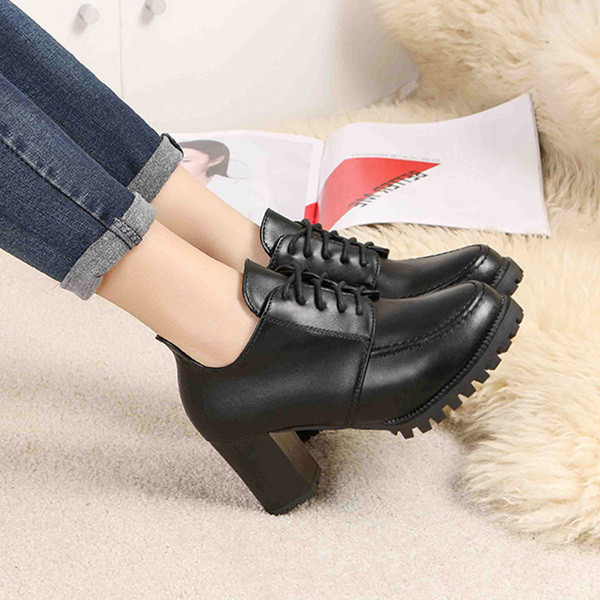 Έκο δερμάτινα γυναικεία παπούτσια με χοντρό τακούνι και κορδόνια σε μαύρο χρώμα