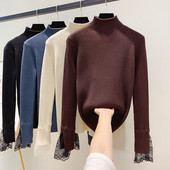 Modern női pulóver csipkével az ujjakon és magas pólógallérral