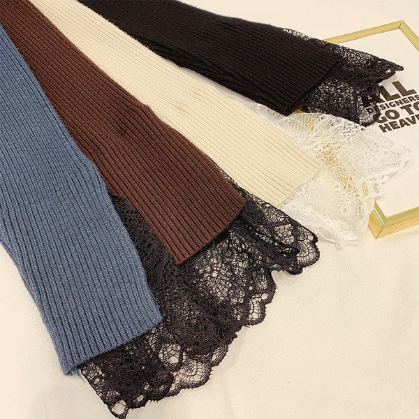 Modern női pulóver csipkével az ujjakon és magas pólógallérral