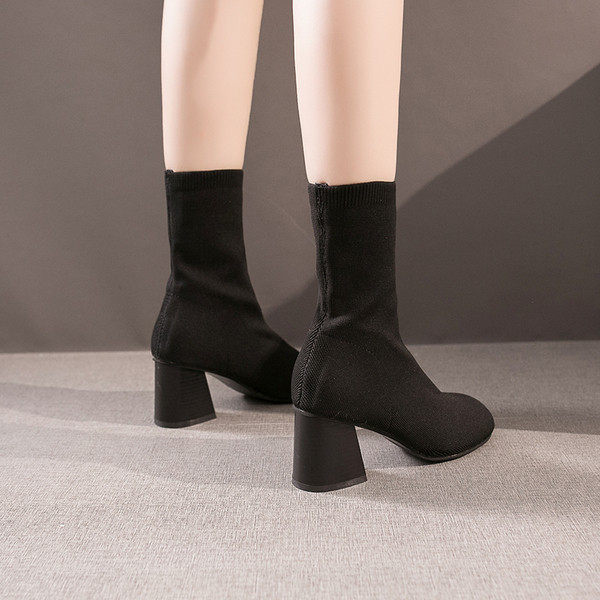 Aktuális, vastag sarkú női csizma eko bőrből, fekete színben