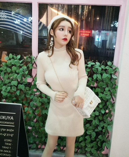 Σύντομο γυναικείο φόρεμα με κολάρο σε μπεζ και μαύρο χρώμα