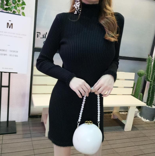 Σύντομο γυναικείο φόρεμα με κολάρο σε μπεζ και μαύρο χρώμα