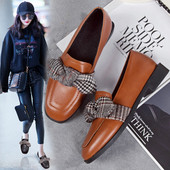 Eko bőrből készült alkalmi női cipő, lapos talppal, szalagos elemmel