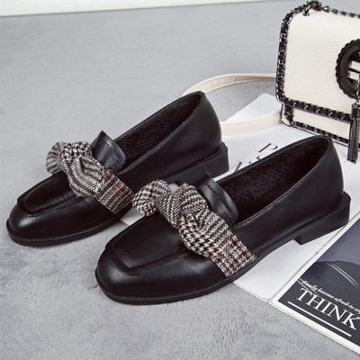 Eko bőrből készült alkalmi női cipő, lapos talppal, szalagos elemmel