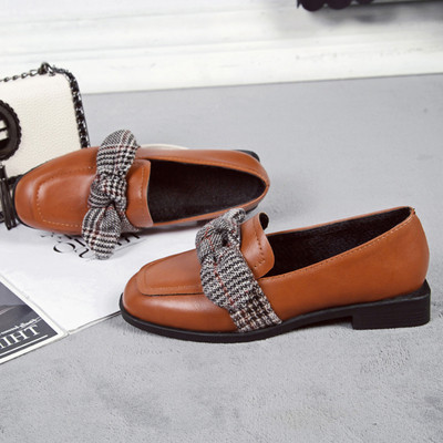 Eko bőrből készült alkalmi női cipő, lapos talppal, szalagos elemmel